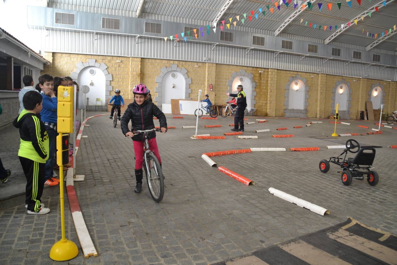 La Policía Local da unas clases de educación vial a los escolares del colegio