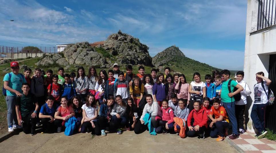 Alumnos del Instituto visitan el castillo de Alange en la semana cultural del centro