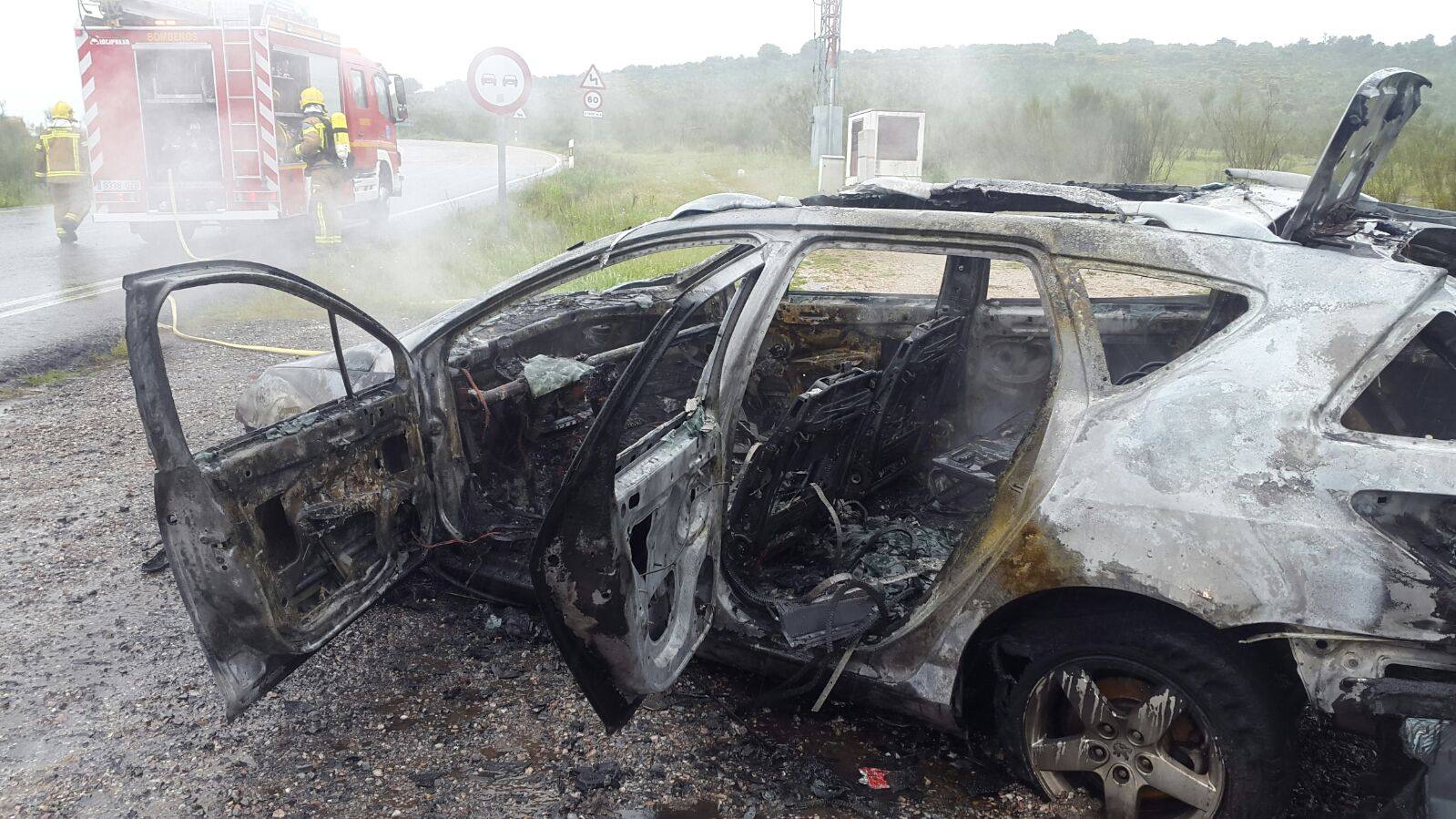 Calcinado un vehículo en la autovía de Extremadura