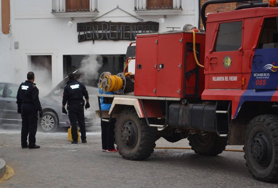 Arde un vehículo portugués en la Plaza de España
