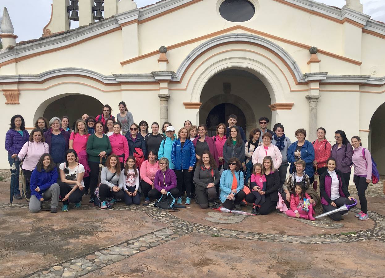 Cerca de 50 senderistas participaron en la XVI Marcha a Pie ‘Subida a la Ermita’