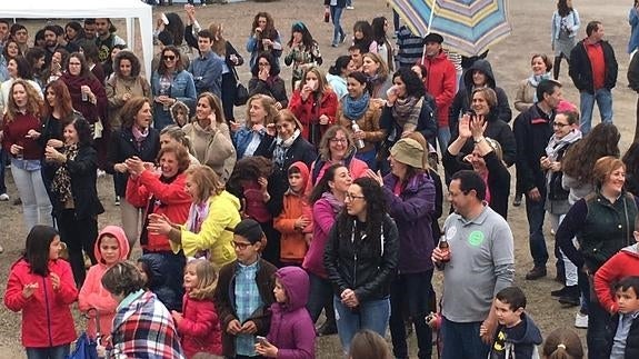 La lluvia no consigue vencer las ganas de celebrar la llegada de la primavera a Monesterio