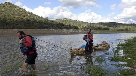 Llegan a Extremadura los aventureros que descienden los 818 kilómetros del Guadiana