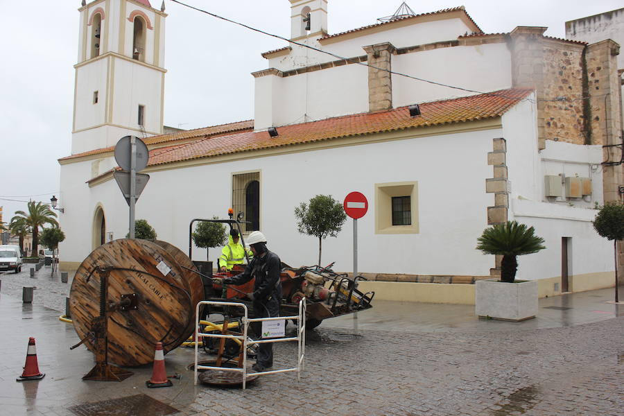 La fibra óptica se empieza a instalar en Montijo y Puebla de la Calzada