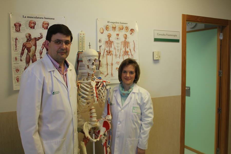 Premian a dos fisioterapeutas del centro de salud por buenas prácticas
