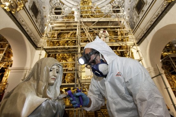 El Santuario planta cara a la carcoma con una operación de desinfección