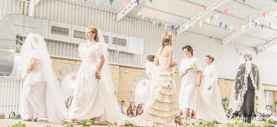 La tercera fiesta de la primavera para mayores sorprende con un desfile de trajes de novias antiguos