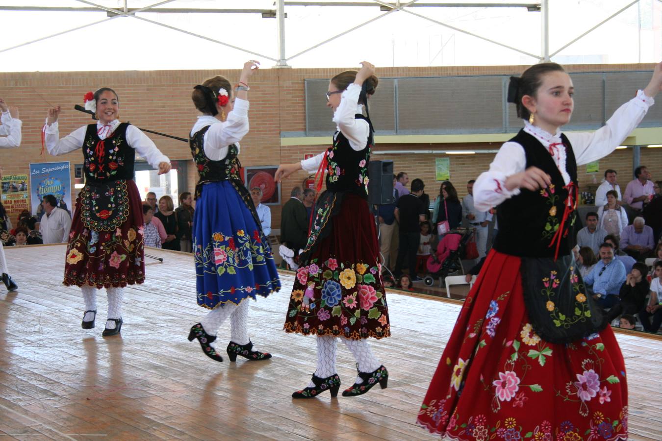 Bailes regionales y concierto de Paco Candela en la segunda jornada de feria