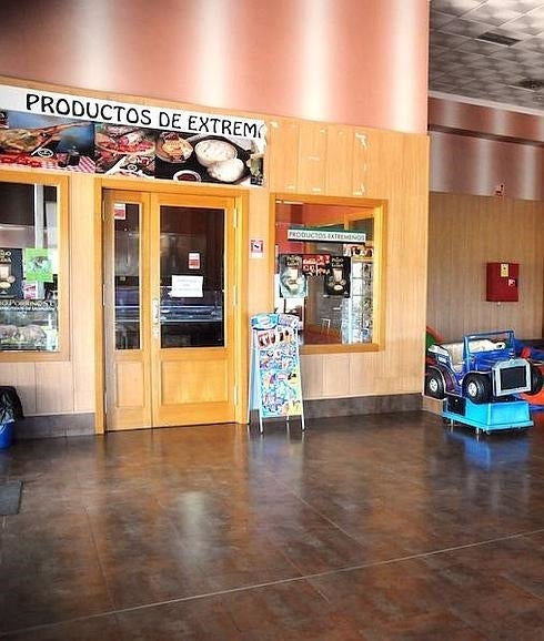 Cuatro encapuchados se llevan dinero y alimentos de un hotel de un empresario de Villafranca tras encañonar a un empleado