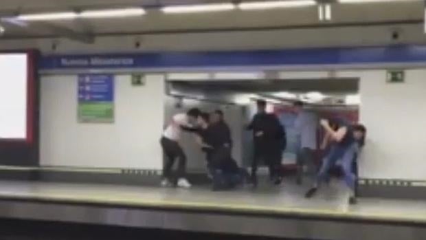 Brutal pelea a navajazos en el Metro de Madrid