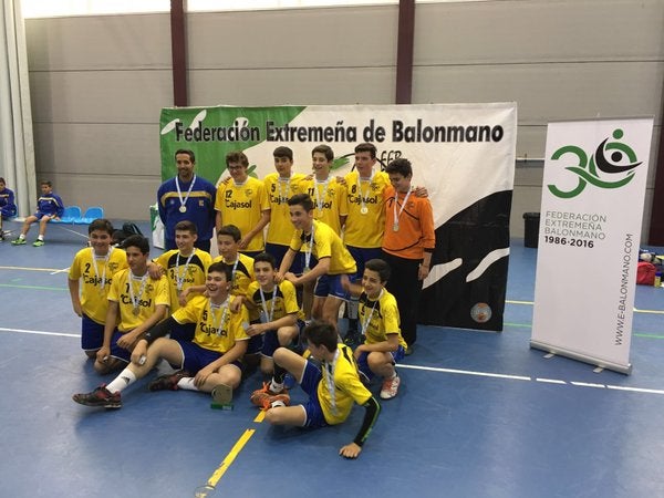 Los cadetes de balonmano del Colegio Jesuitas San José, campeones de Extremadura