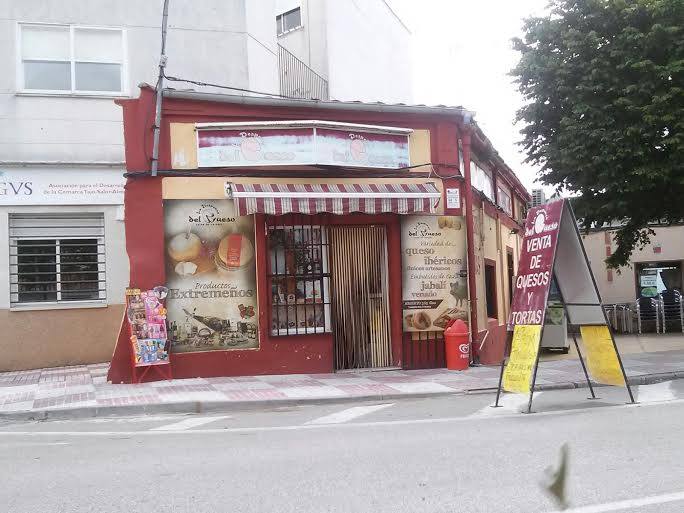 Usan una máscara de un mono y un cuchillo para atracar en una multitienda del Paseo