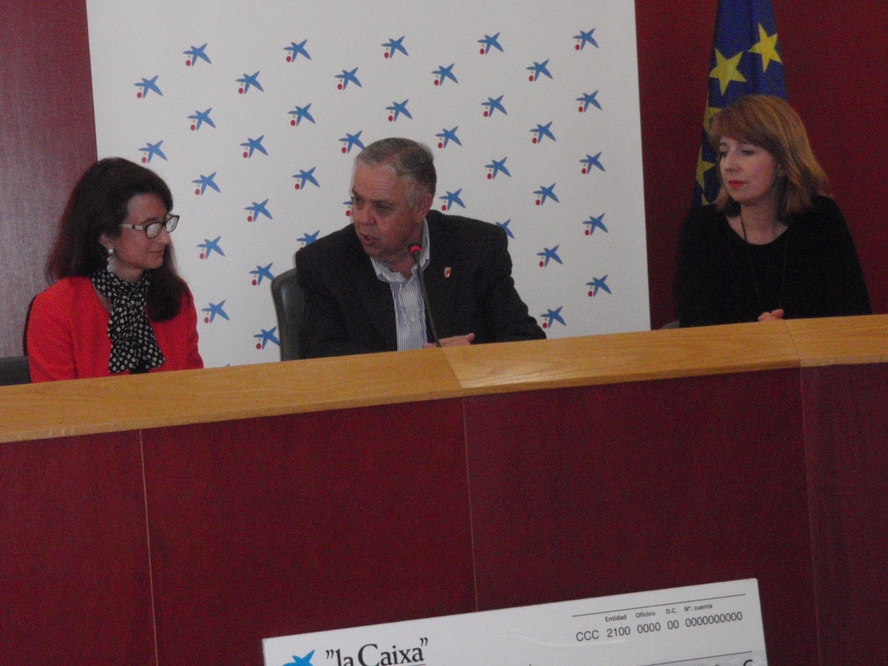 El Ayuntamiento agradece a La Caixa el cheque de 6000 € a favor del Centro Especial de Empleo