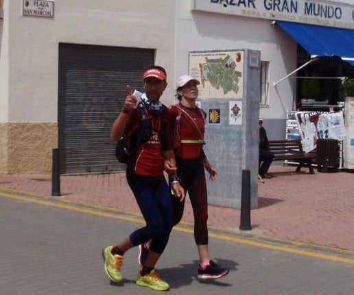 Marcos y Minerva, pese a su ceguera, logran pisar suelo villafranqués a la carrera