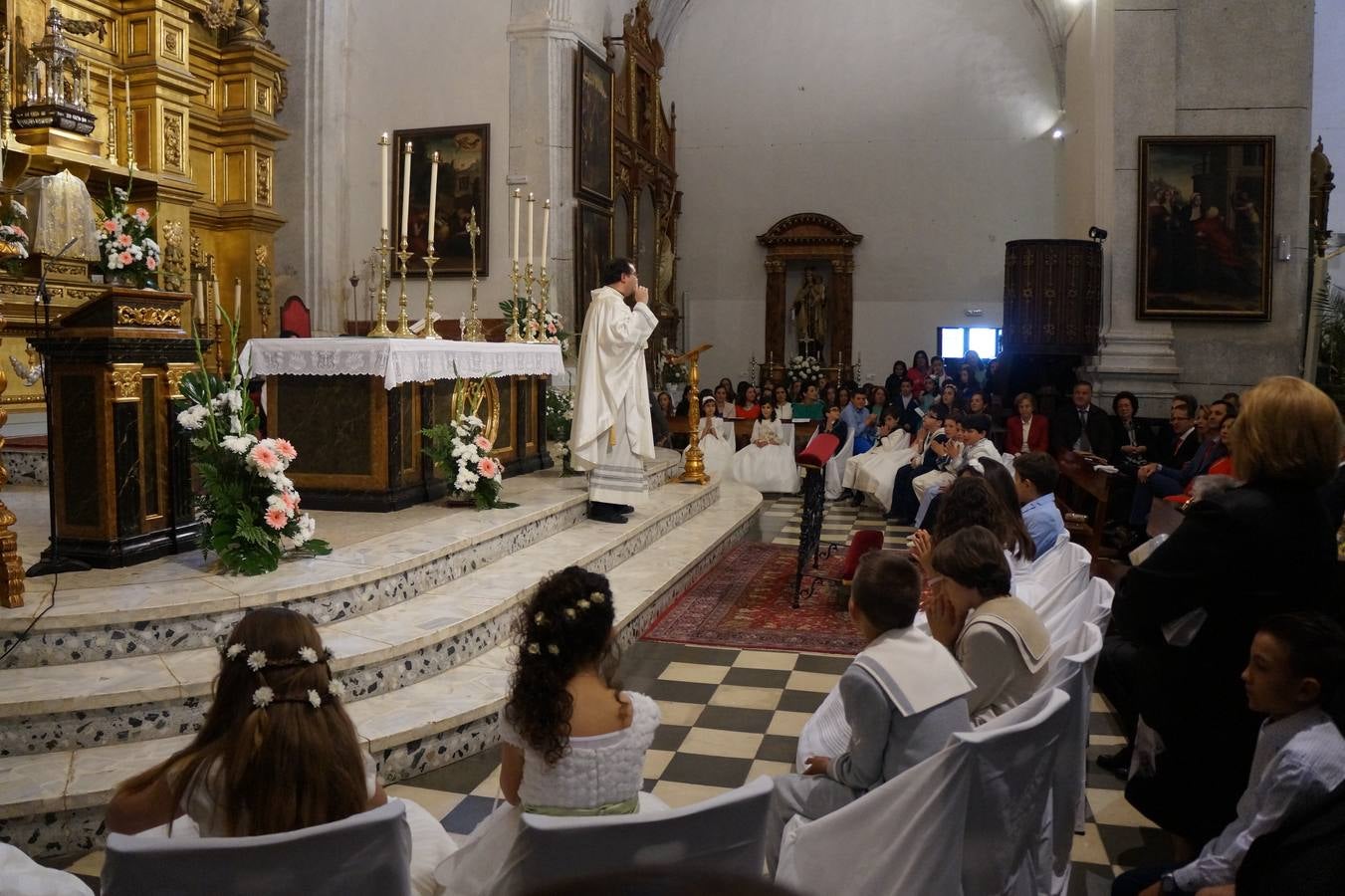 Unos 20 niños toman su Primera Comunión en la celebración litúrgica este fin de semana