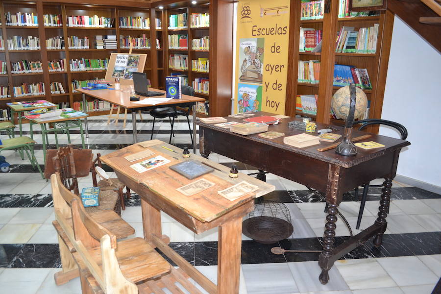 La biblioteca acoge la muestra "Escuelas de ayer y de hoy"