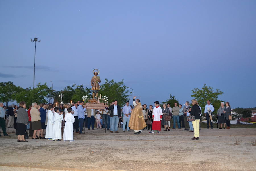 Los agricultores procesionaron junto a San Isidro para bendecir los campos