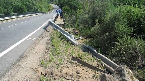Un conductor se precipita desde el puente de la Garganta de Pedro Chate