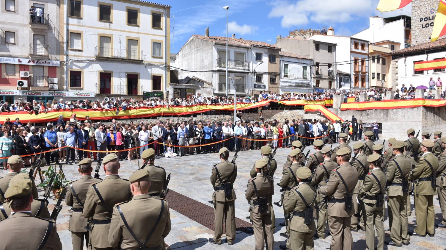 La ciudad rinde un cariñoso homenaje a la bandera de España y al ejército