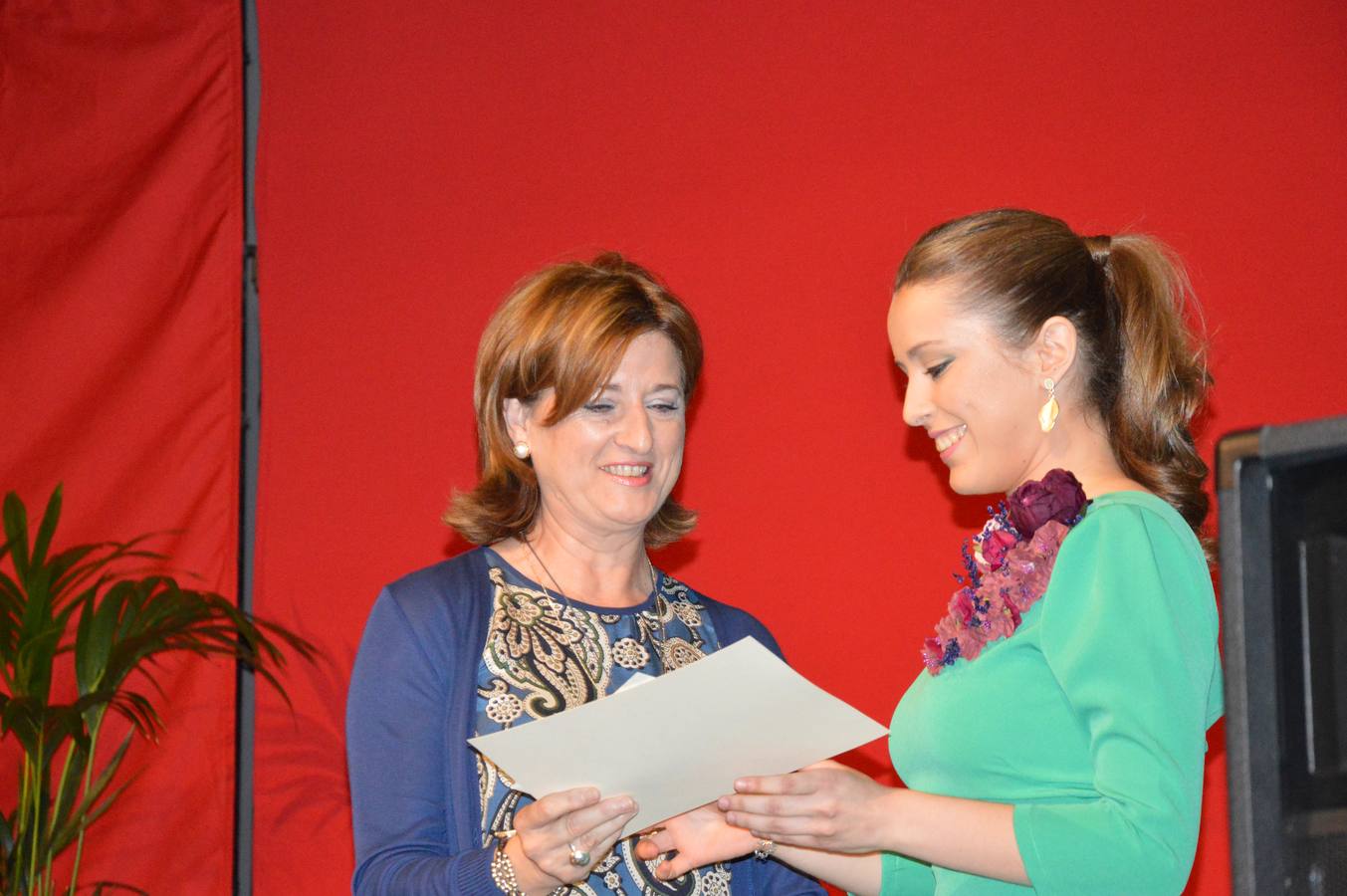 Dos alumnas del instituto reciben las becas del Ayuntamiento al mejor expediente