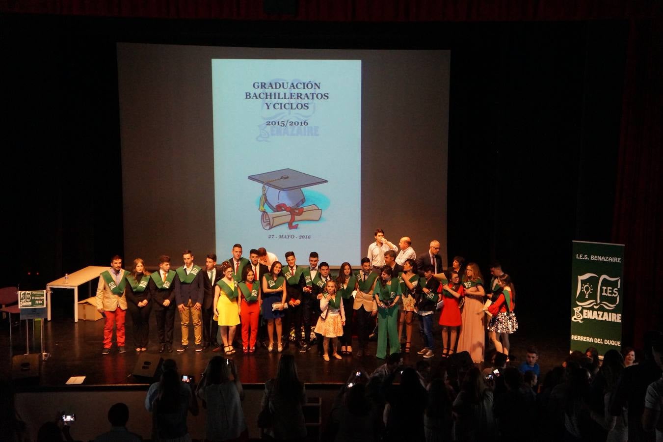 Alumnos de Bachillerato y Ciclos Formativos del Benazaire celebran su fiesta de graduación
