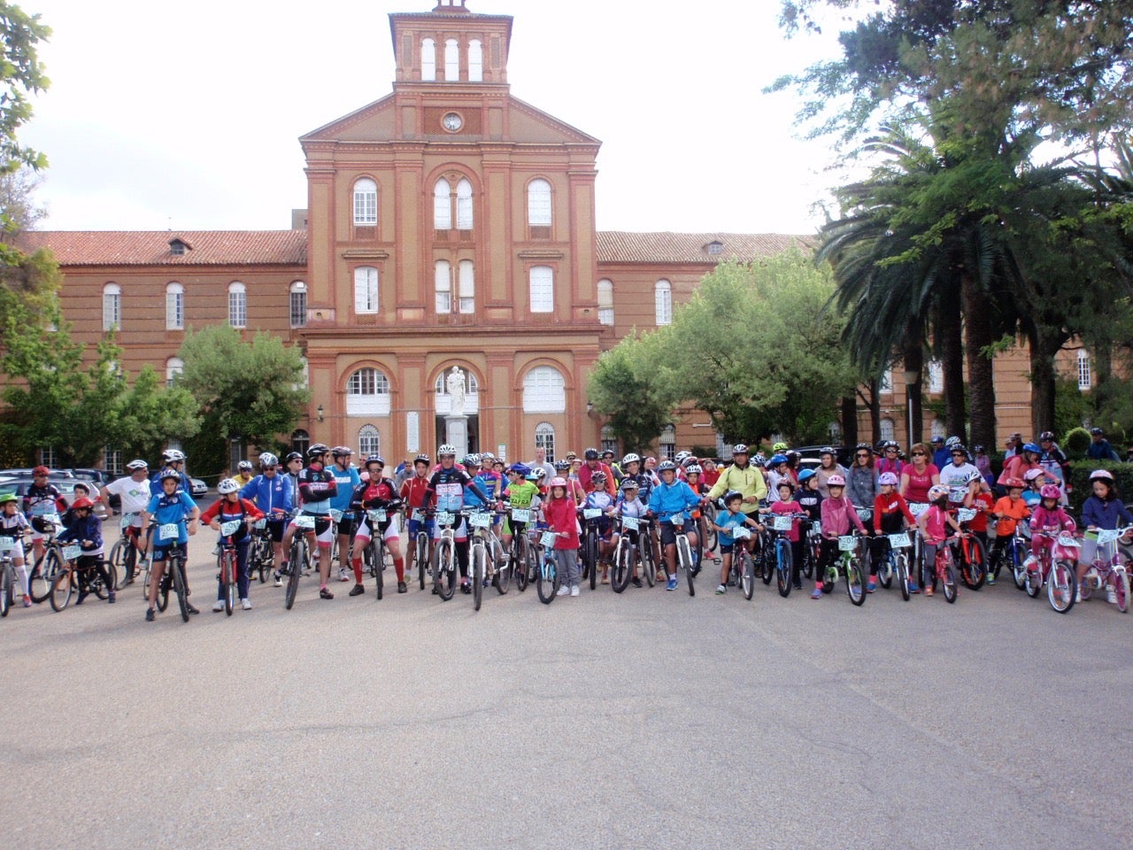 200 participantes en Ia I Marcha Cicloturista Memorial Hermano Fernando SJ