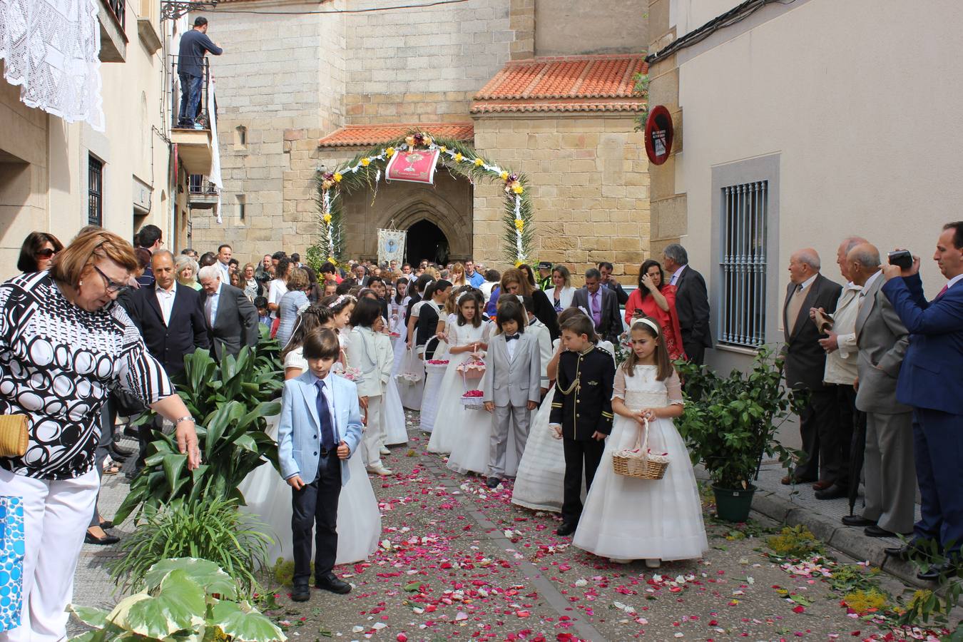 Las calles se engalanan en la celebración del Corpus Christi