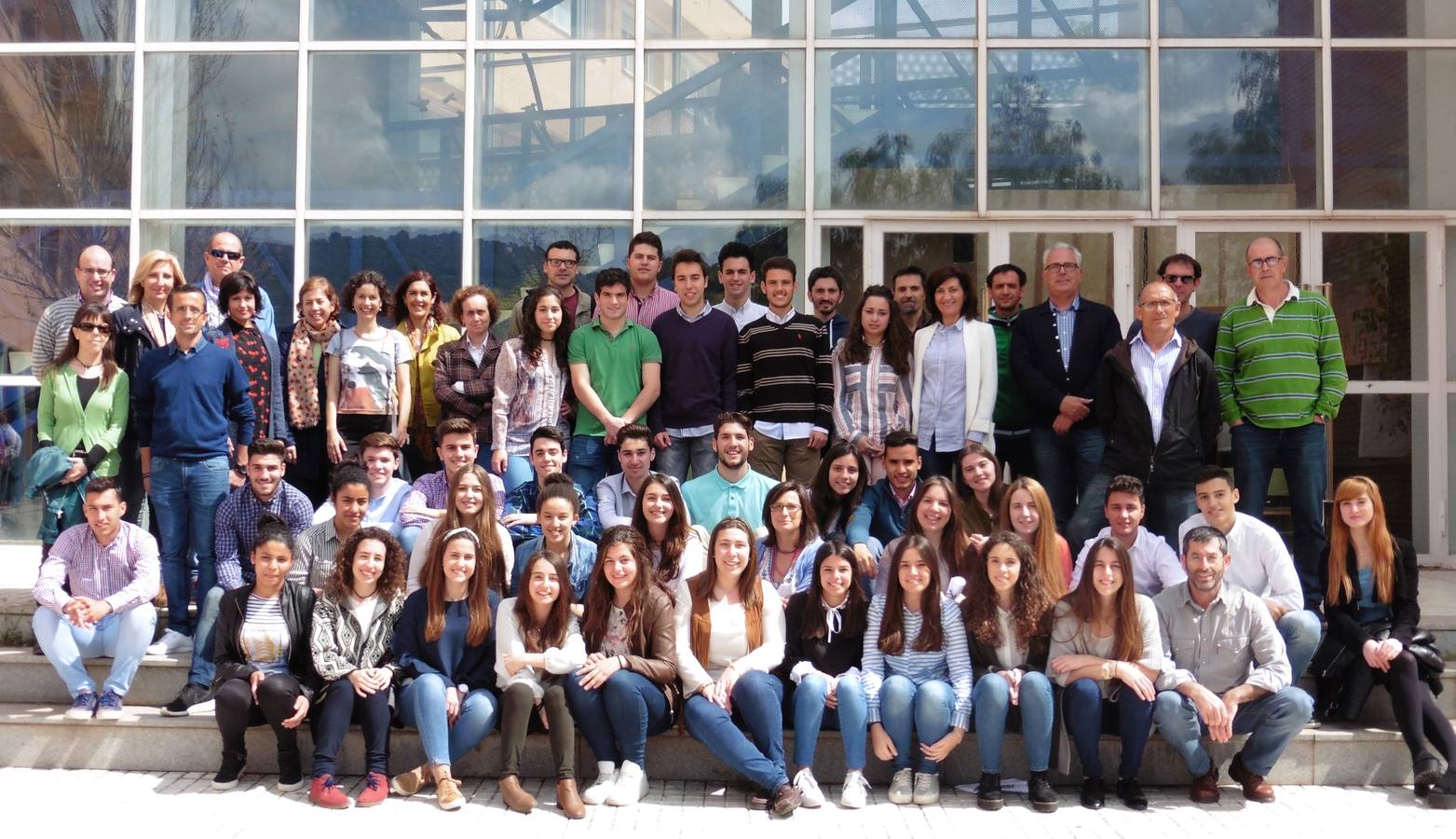 El instituto celebra la graduación de 36 alumnos y rinde homenaje a tres profesores