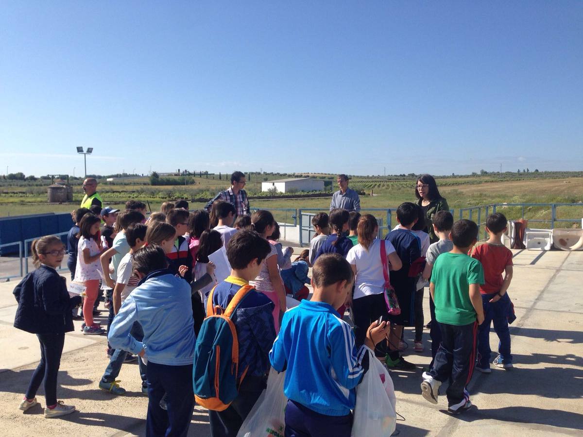 Los alumnos del colegio Alcalde Juan Blanco conocen el punto limpio