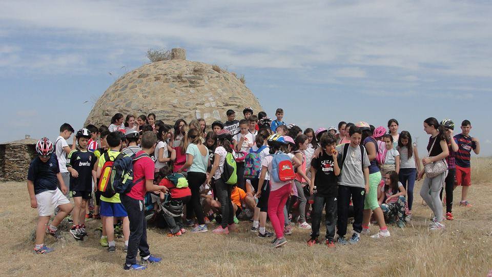 Escolares del colegio visitan en bicicleta el chozo de Juan Sánchez