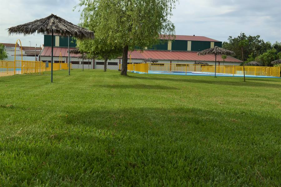 El ayuntamiento convoca las plazas para cubrir el servicio público de la piscina municipal