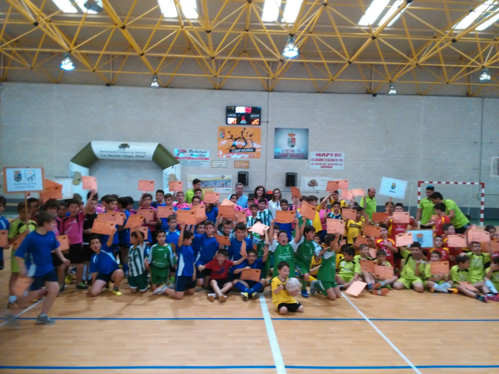 Unos 160 niños y niñas se dieron cita en Campanario en la convivencia de clausura de fútbol-sala