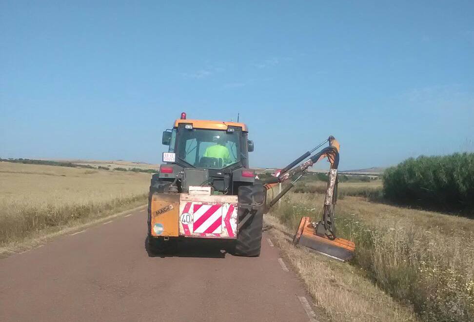 Limpian las cunetas de la pista de Campanario a Magacela