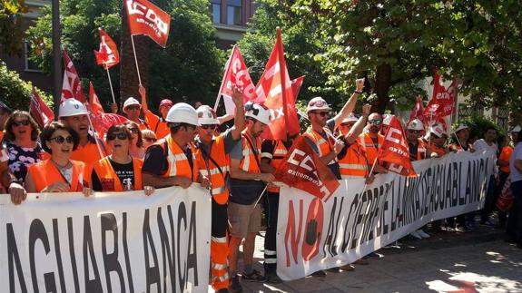 Más de un centenar de personas se concentra en Badajoz para exigir la DIA de Aguablanca