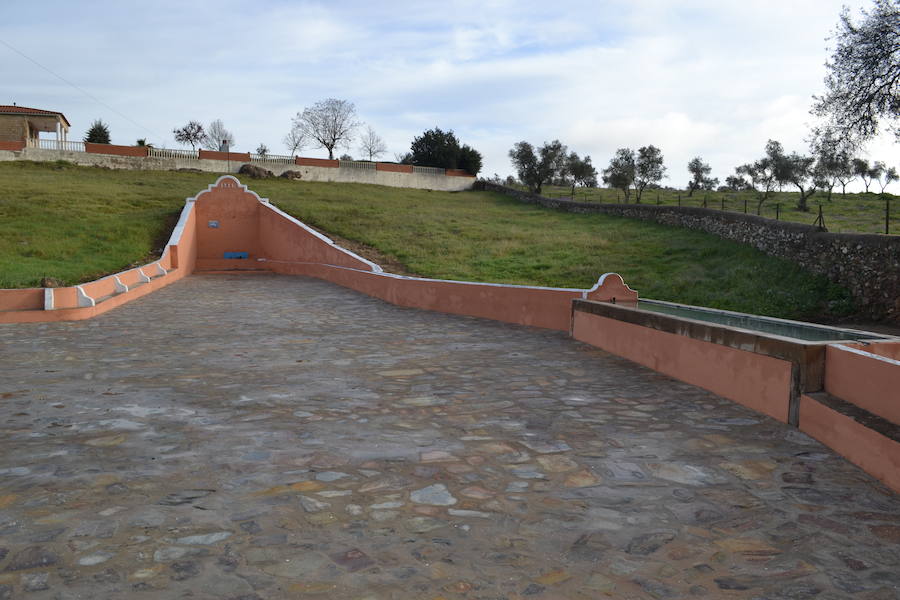 La fuente de El Concejo vuelve a tener el suelo de lanchas como en 1935