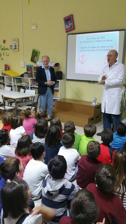 Los escolares aprenden la importancia de la higiene de manos para prevenir infecciones