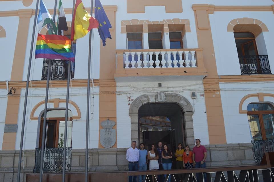 Minuto de silencio en solidaridad con las víctimas y familias del ataque homófobo en una discoteca gay en Orlando