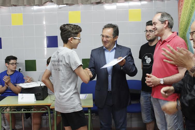 La Escuela municipal de Jóvenes Científicos expone sus primeros experimentos
