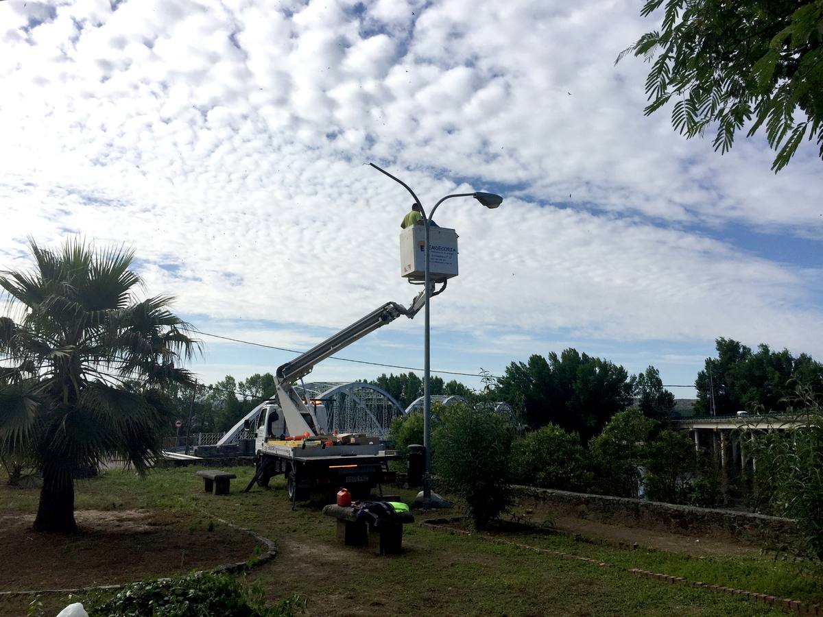 Emdecoria cambia las luminarias del Paseo de la Isla, la rotonda y el Puente Nuevo