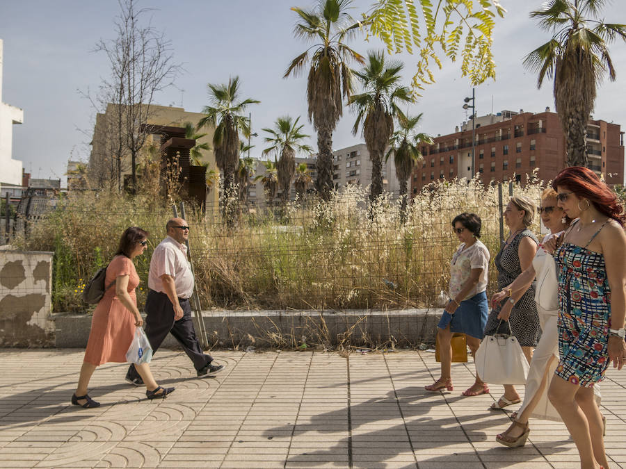Los vecinos urgen la salvación de los jardines del parking Conquistadores
