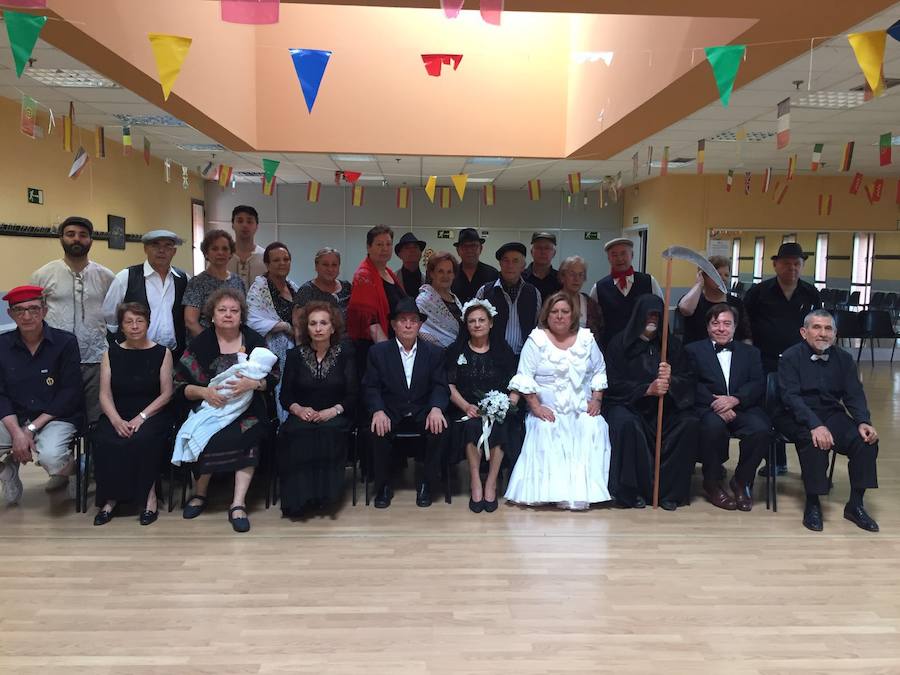 Los mayores se suben al escenario con el musical flamenco ‘Buscaba el amanecer… y el amanecer no era’
