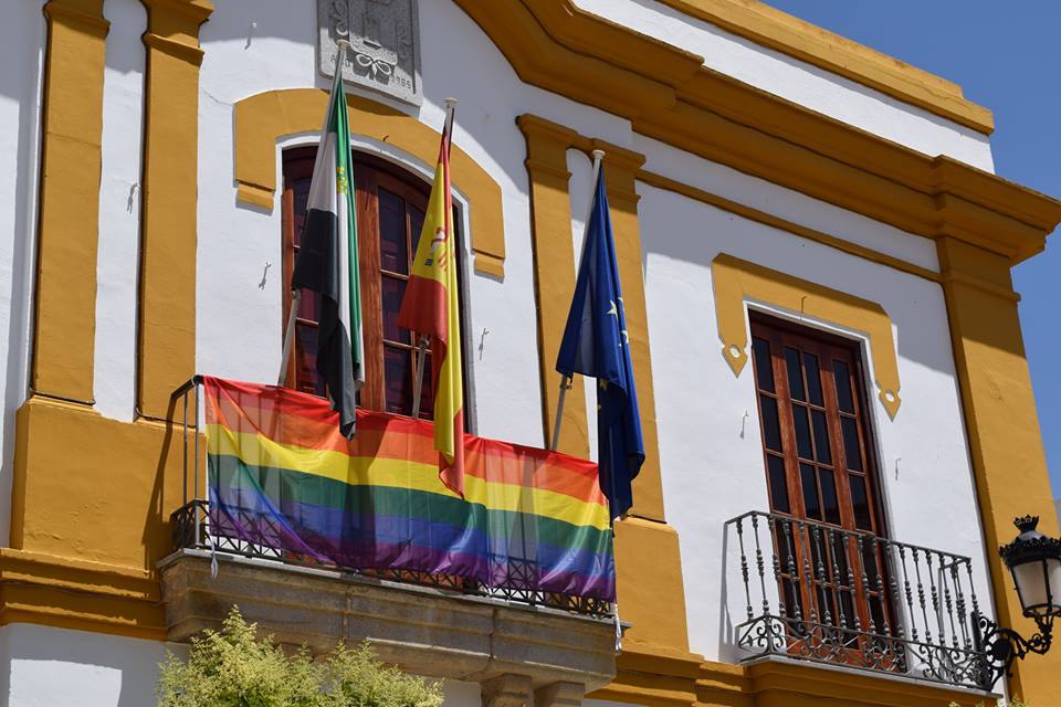 La bandera arcoíris luce en el balcón del Ayuntamiento con motivo del Día del Orgullo LGTBI