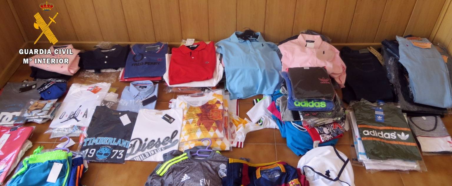 La Guardia Civil interviene un centenar de prendas falsificadas en el mercadillo del martes