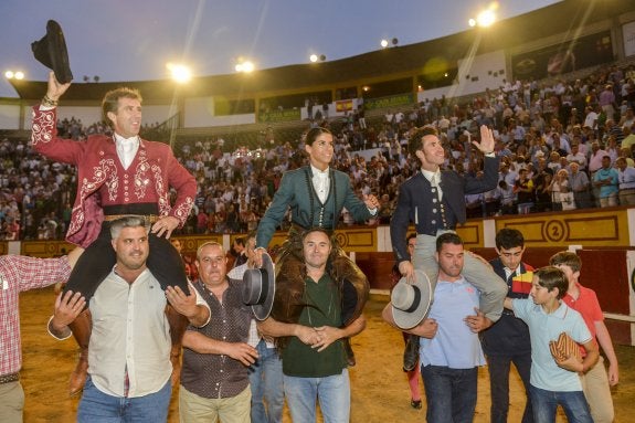 Todos a hombros en una soporífera tarde de rejones en la que tampoco hubo toros