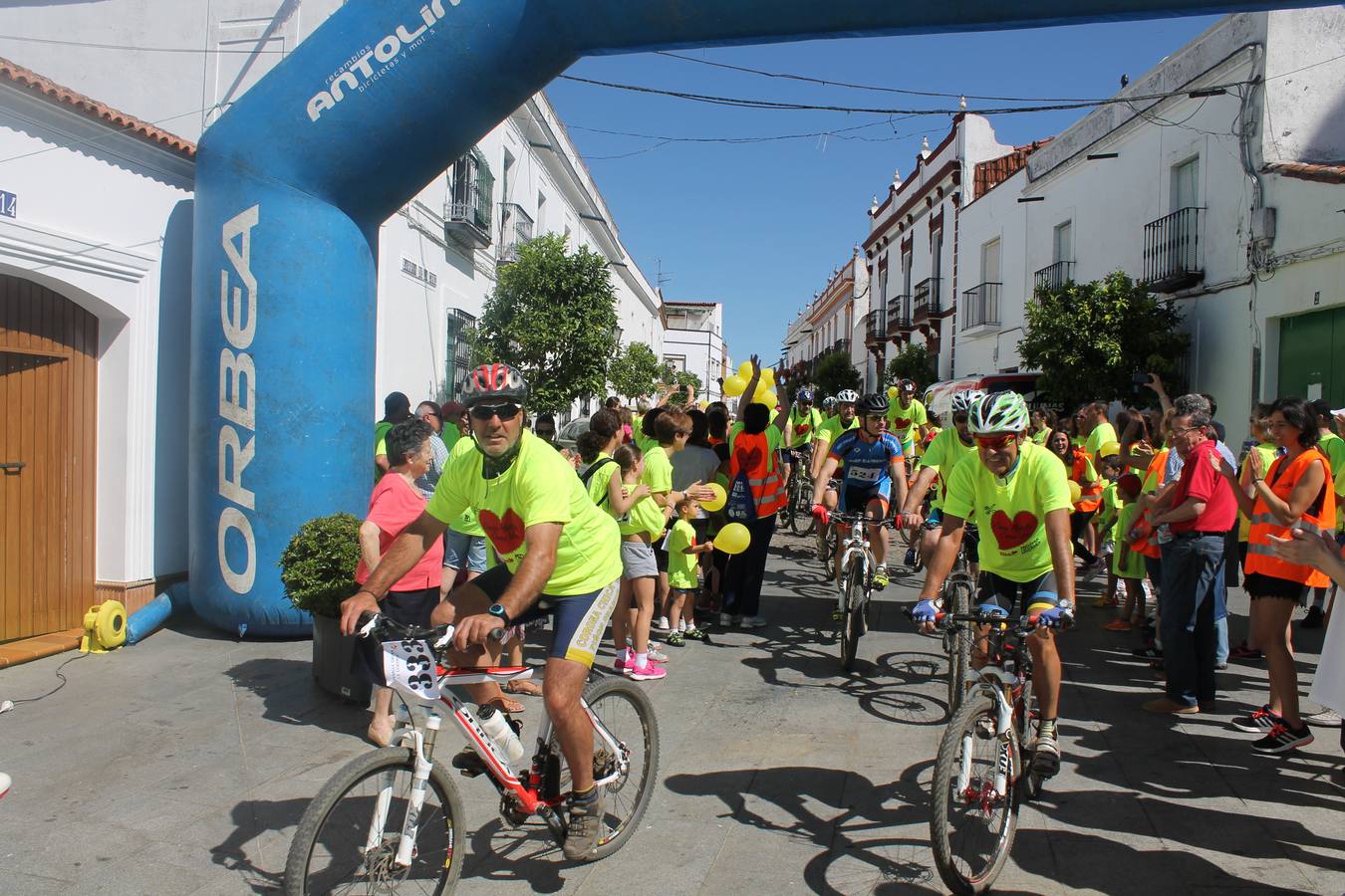 Monesterio se tiñe de amarillo para volcarse en la lucha contra la leucemia