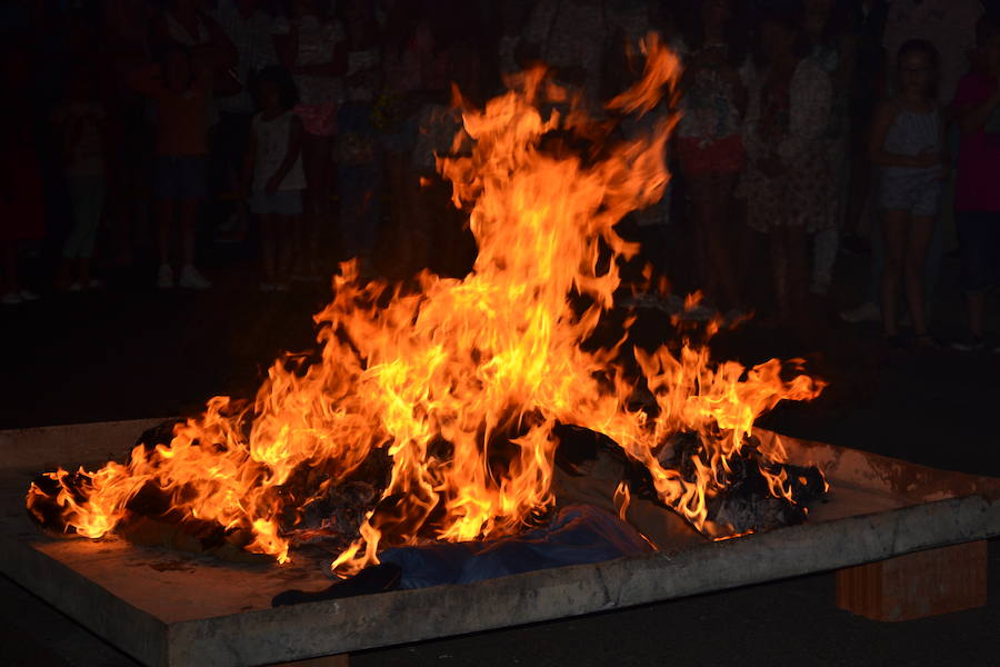 Tres parejas ganadoras de Juanes ardieron en la hoguera de San Juan