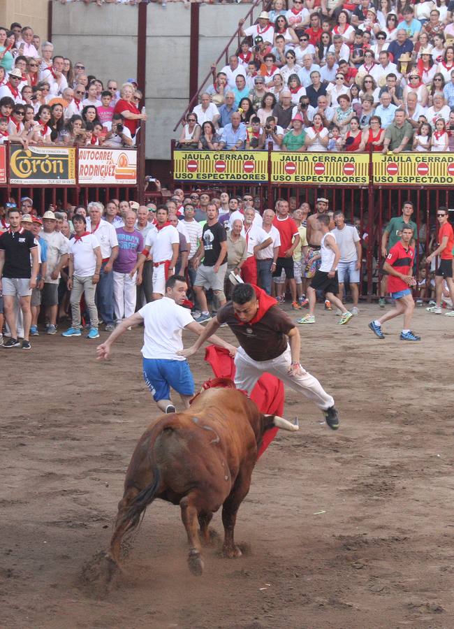 El toro Pardillo de la peña El 27 hirió a un recortador en un salto acrobático al animal