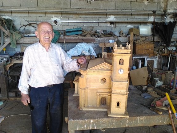 Hace una maqueta del templo parroquial, en cuya ampliación y reforma trabajó hace medio siglo