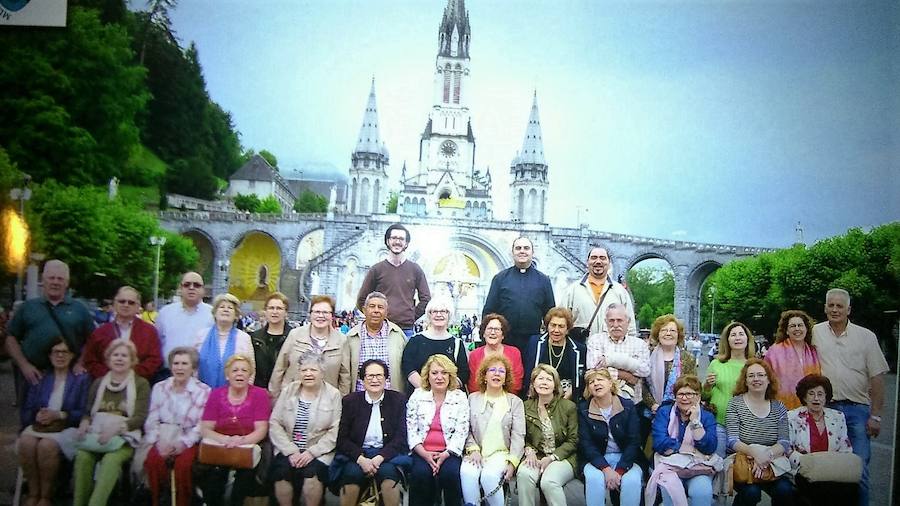 Un grupo de peregrinos salen desde la Parroquia hacía el Santuario de Lourdes
