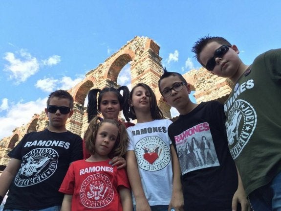 Ramoninos graba su primer disco, con versiones de Ramones, Escorbuto y AC/DC